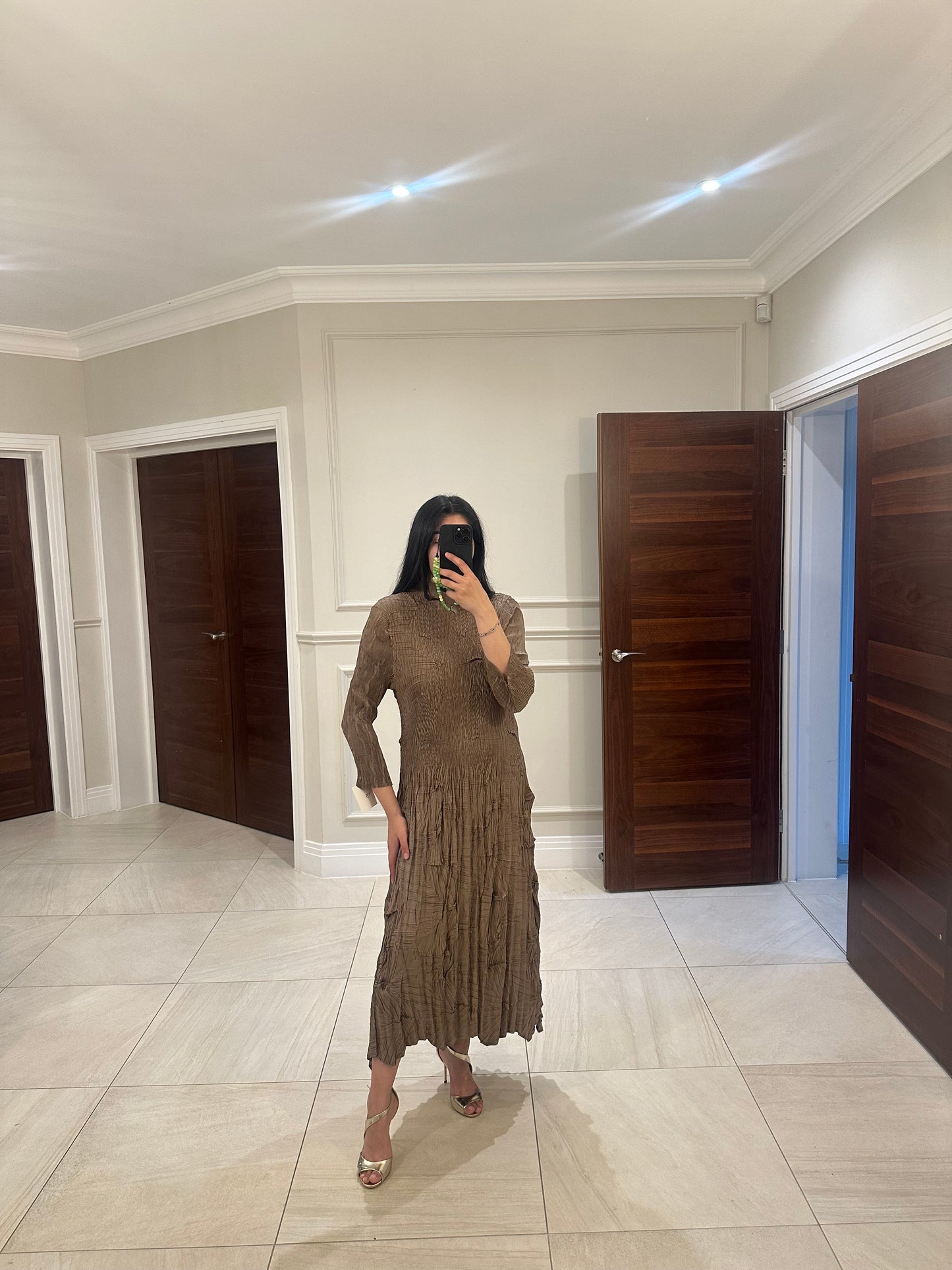 CRINKLE DRESS - TAUPE